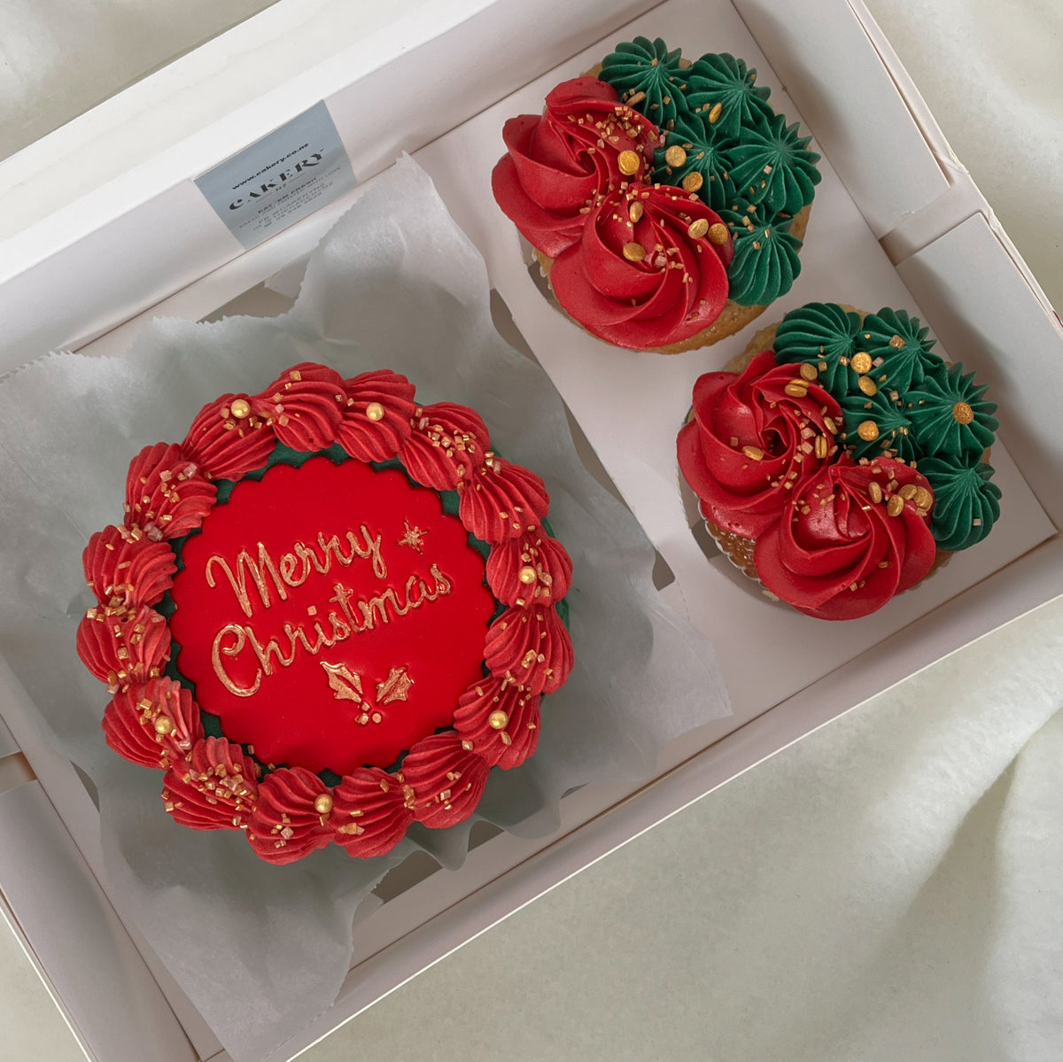 vintage-christmas-cake-with-regular-cupcakes-cakery-new-zealand